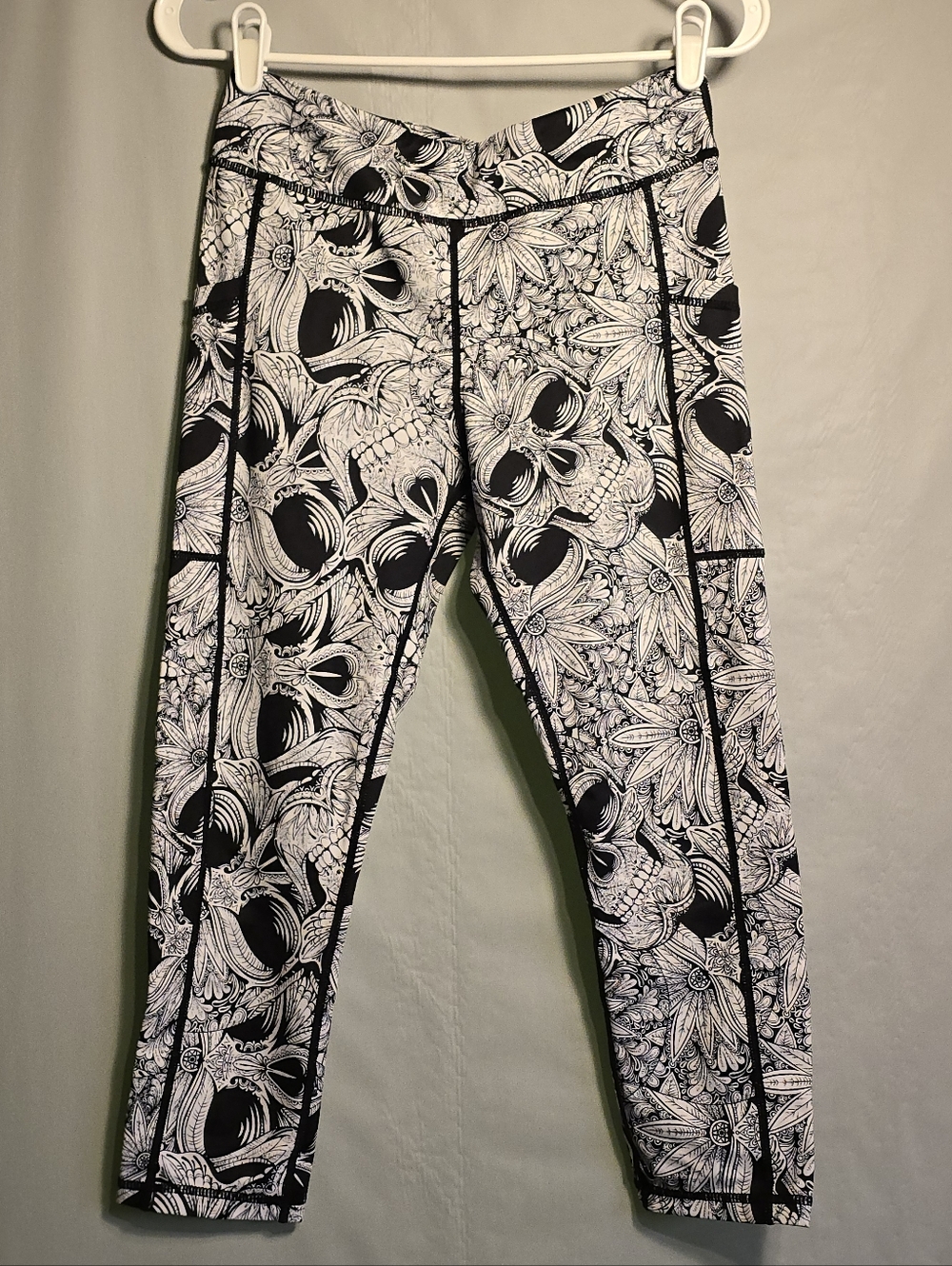 Constantly Varied Gear *Retired* "Color Me Bad" Capri Leggings size Small